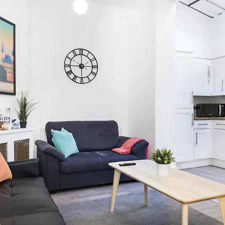 Two Bedroom In Central With Large Terrace Apartment London