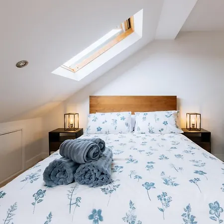 Homestay Luxury And Bright Bedrooms In Queens Park