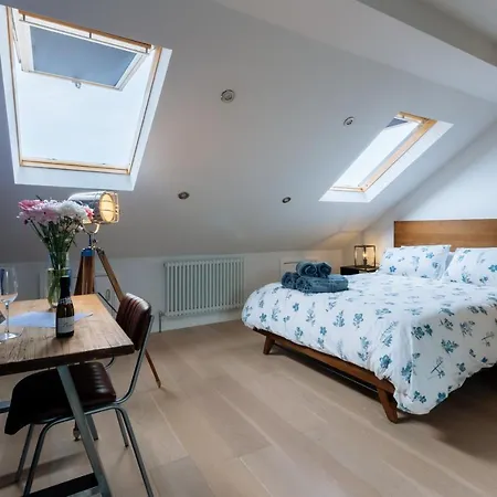 Luxury And Bright Bedrooms In Queens Park London