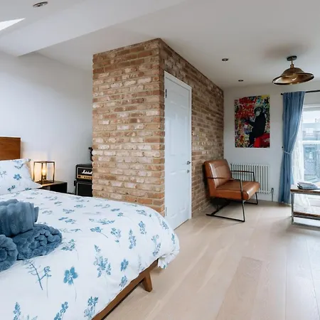 Homestay Luxury And Bright Bedrooms In Queens Park