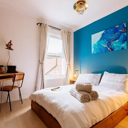Homestay Luxury And Bright Bedrooms In Queens Park