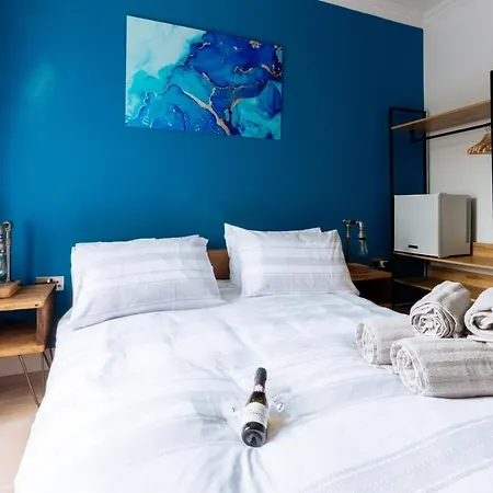 Luxury And Bright Bedrooms In Queens Park London