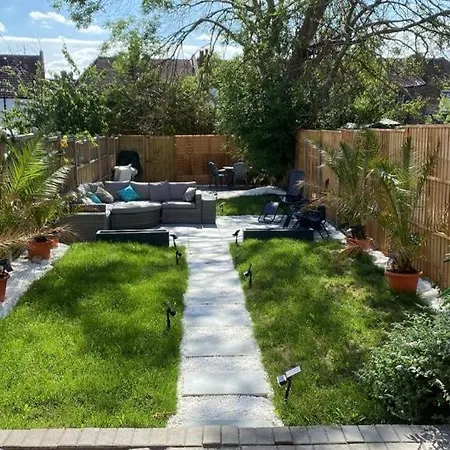 Wembley Luxury Residence- Opulence House Holiday home London