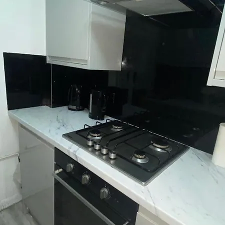 Well Located 2 Bedroom In Kings Cross Apartment *
