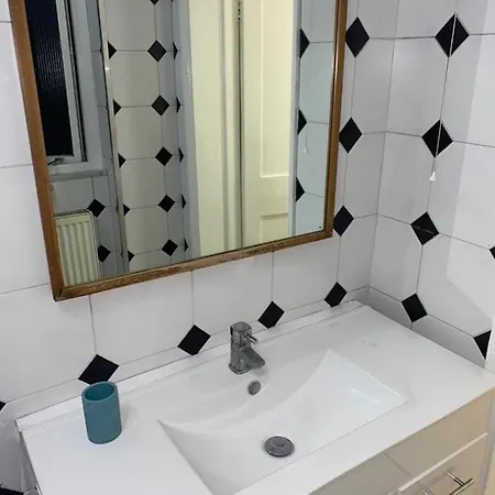 Apartment Well Located 2 Bedroom In Kings Cross *