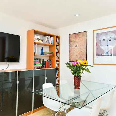 Modern 4 Bedroom Terraced House By The Thames London