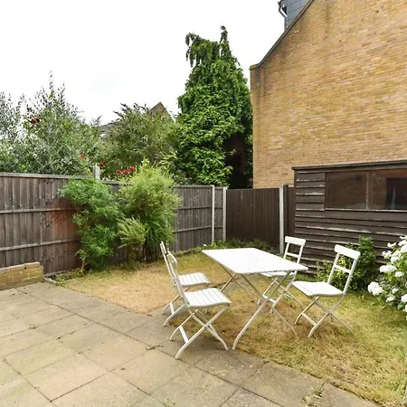 Modern 4 Bedroom Terraced House By The Thames Apartment