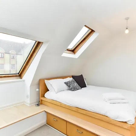 Modern 4 Bedroom Terraced House By The Thames *