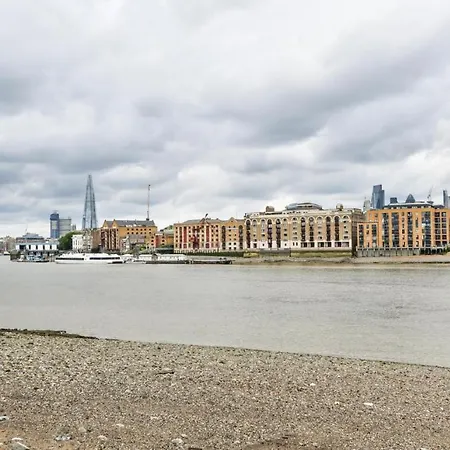 Modern 4 Bedroom Terraced House By The Thames *
