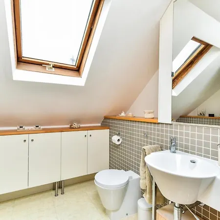 Modern 4 Bedroom Terraced House By The Thames Apartment