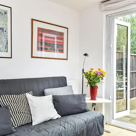 Modern 4 Bedroom Terraced House By The Thames London