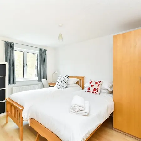 Modern 4 Bedroom Terraced House By The Thames Apartment