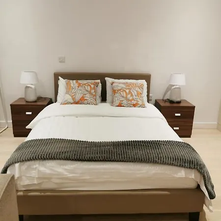 Apartment Comfy 1 Bed Studio 1 Minute From Train Station