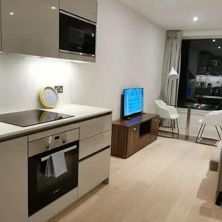 Comfy 1 Bed Studio 1 Minute From Train Station London