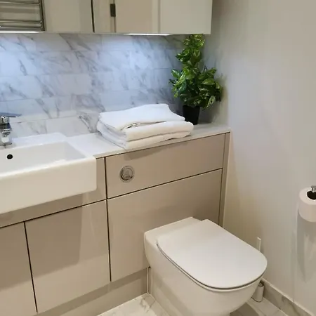 Comfy 1 Bed Studio 1 Minute From Train Station