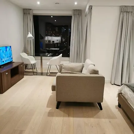 Comfy 1 Bed Studio 1 Minute From Train Station Apartment
