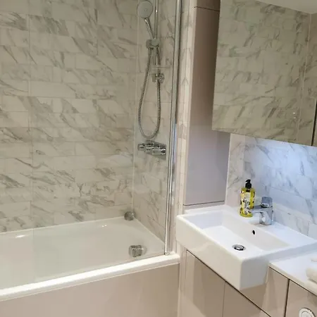 Comfy 1 Bed Studio 1 Minute From Train Station *