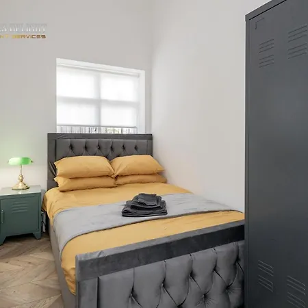 Apartment Entire 2 Bed Flat Plaistow,canning Town Prime Location In London