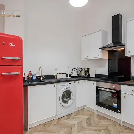 Entire 2 Bed Flat Plaistow,canning Town Prime Location In *