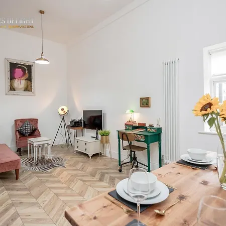 Entire 2 Bed Flat Plaistow,canning Town Prime Location In Apartment *