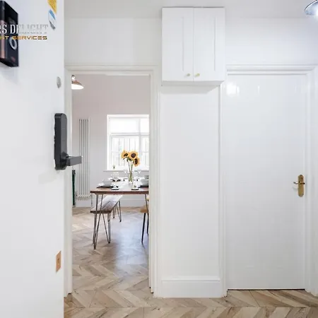 Entire 2 Bed Flat Plaistow,canning Town Prime Location In Apartment *