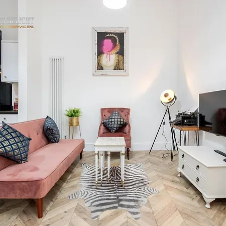 Entire 2 Bed Flat Plaistow,canning Town Prime Location In Apartment