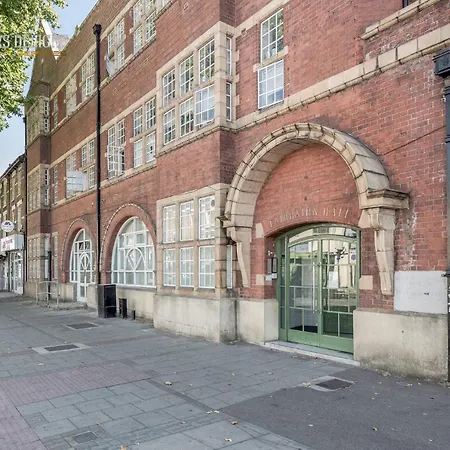 Entire 2 Bed Flat Plaistow,canning Town Prime Location In * London