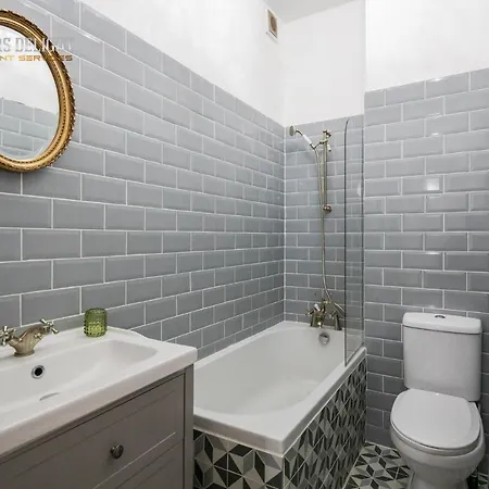 Entire 2 Bed Flat Plaistow,canning Town Prime Location In Apartment
