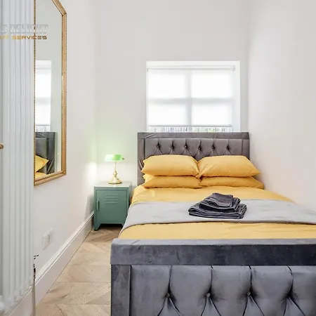 Entire 2 Bed Flat Plaistow,canning Town Prime Location In *