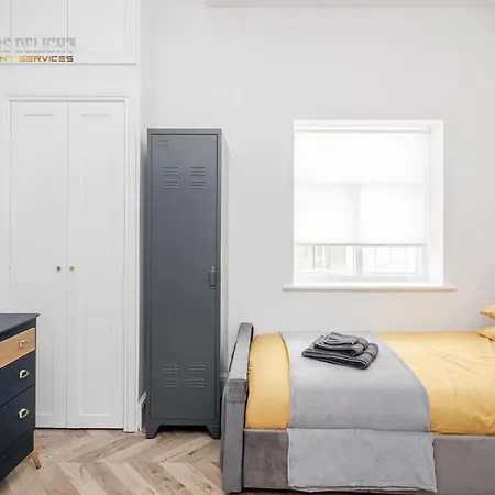 Entire 2 Bed Flat Plaistow,canning Town Prime Location In *