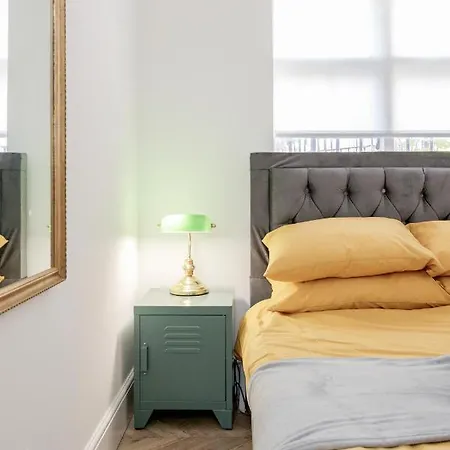 Entire 2 Bed Flat Plaistow,canning Town Prime Location In