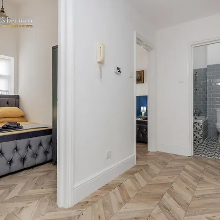Entire 2 Bed Flat Plaistow,canning Town Prime Location In Apartment *