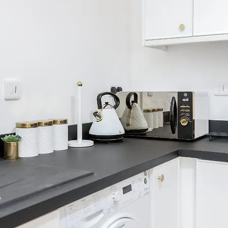 Entire 2 Bed Flat Plaistow,canning Town Prime Location In * London
