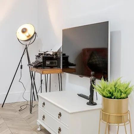 Apartment Entire 2 Bed Flat Plaistow,canning Town Prime Location In
