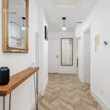 Entire 2 Bed Flat Plaistow,canning Town Prime Location In Apartment