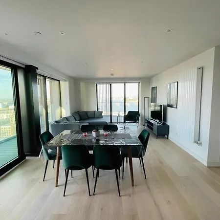 Homestay Riverside And London