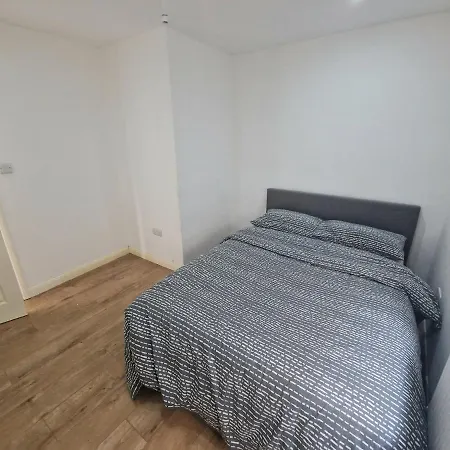 Mile End Budget * Лондон