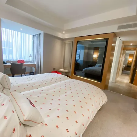 Conrad St Hotel 5*