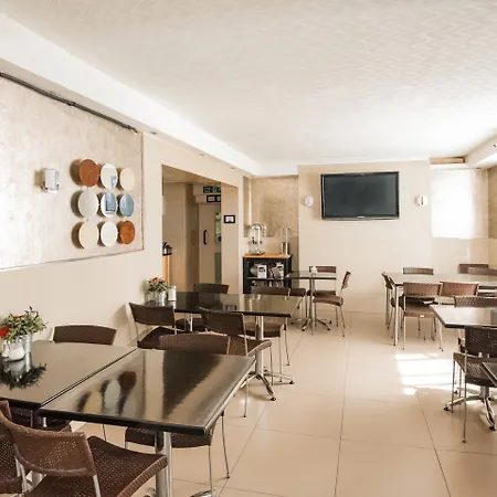 Huttons Hotel, Victoria 3* لندن