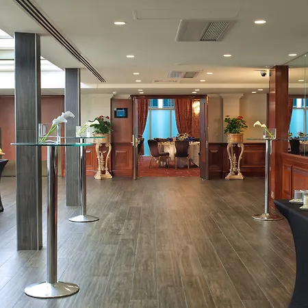 Radisson Blu Hotel, London Heathrow 4*