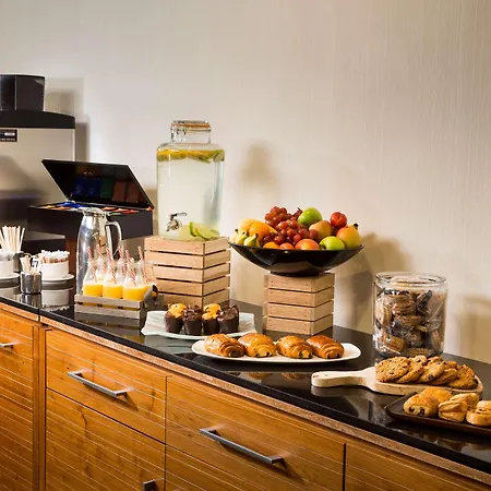 Radisson And Conference Centre London Heathrow 4*