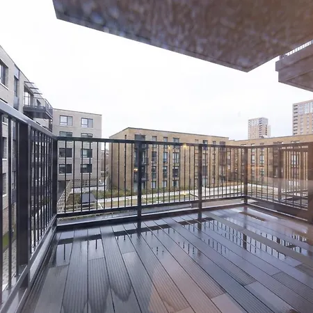Stylish Family Sized 2 Bedroom Apartment London