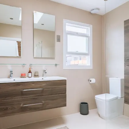 Luxury And Bright Bedrooms In Queens Park *