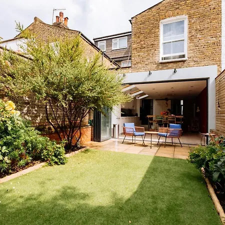 Luxury And Bright Bedrooms In Queens Park Homestay