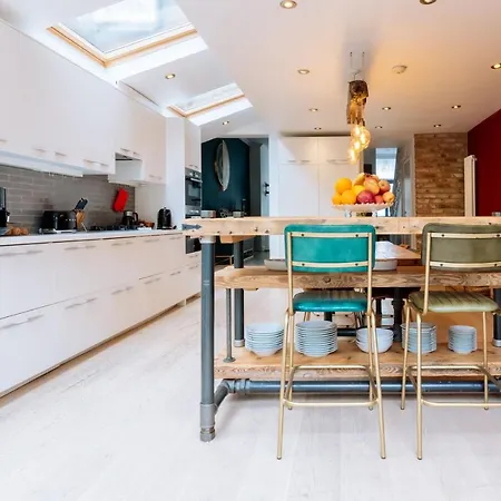 Luxury And Bright Bedrooms In Queens Park London