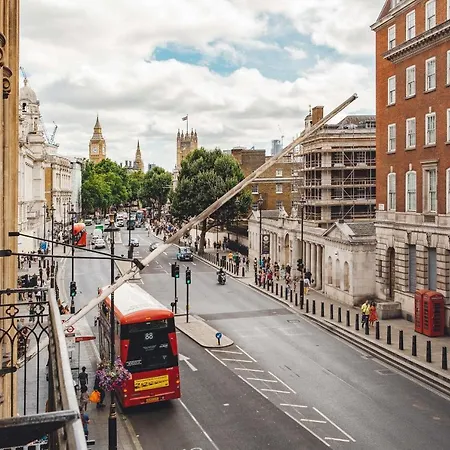 2 Bedroom Right On Trafalgar Square Apartment *