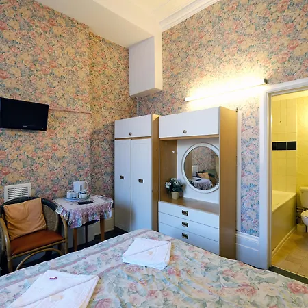 Fairways Paddington Hotel 2*