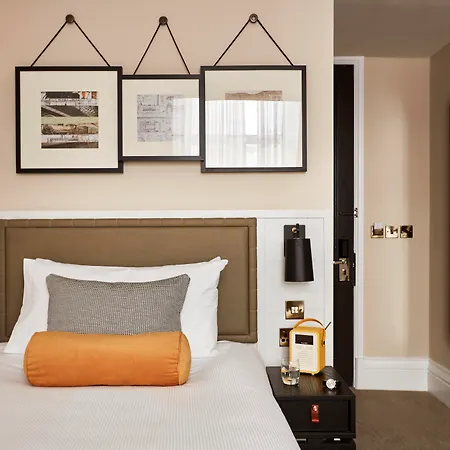 The Clermont London, Victoria Hotel