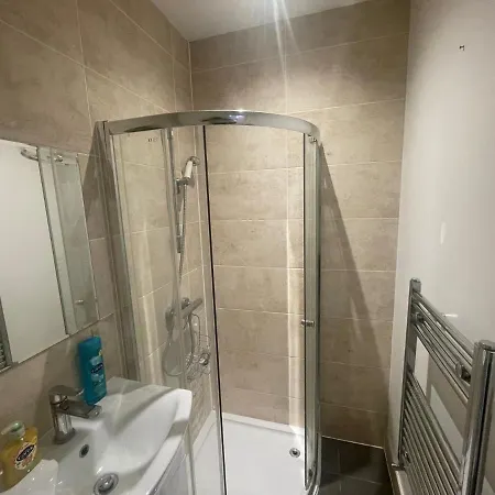 Lovely 1 Bedroom With On Street Parking Apartment