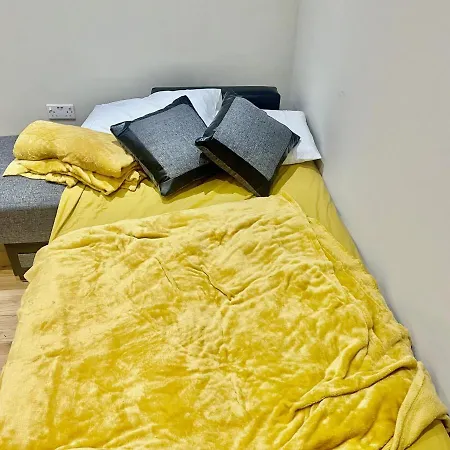 Lovely 1 Bedroom With On Street Parking *
